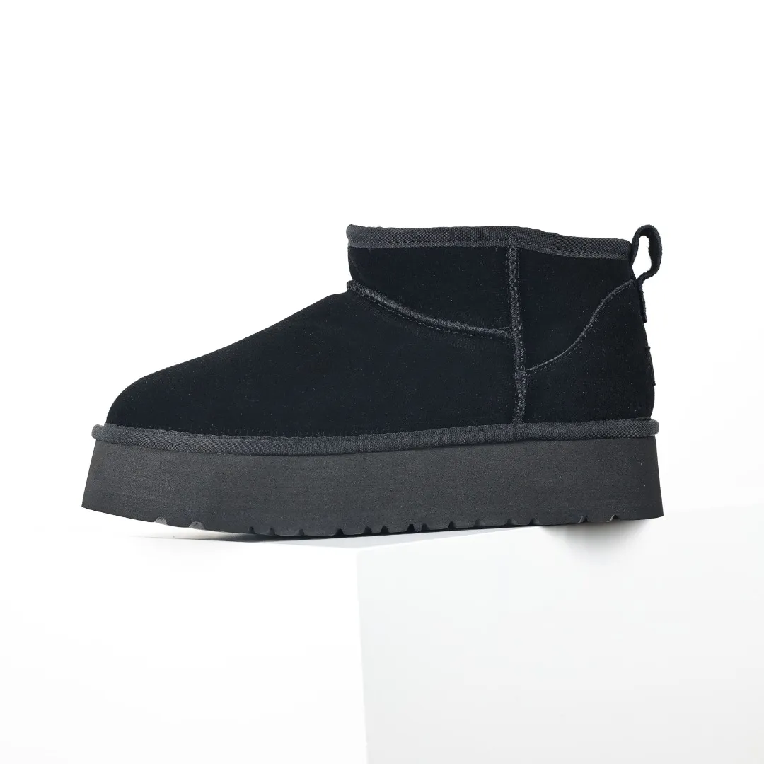 Pick up locally 💰440 The core recommendation is good price E4 UGG Thick-soled short style Zhou Dongyu and Wang Yibo's same series Xiaohongshu popular model Henan Longfeng leather production Cashmere insole is a very suitable choice for keeping warm in winter when going out and at home. In the new year, uug launched a style series, which is partially geared towards the preferences of young consumers and has also been at the forefront of fashion trends. Shoe body material UGGPURE™ implanted wool insole Lightweight non-slip and comfortable rubber outsole With brand LOGO and complete packaging Size: 35 36 37 38 39 40